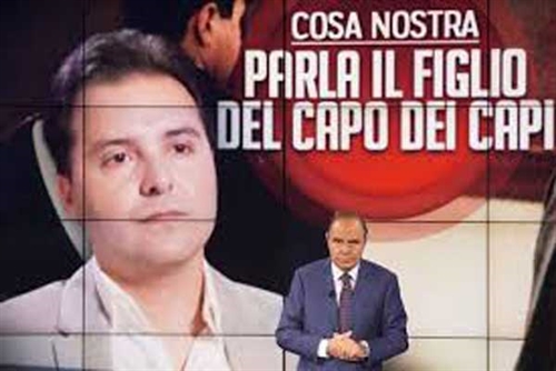 Vespa linciato per aver fatto giornalismo: 5R