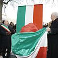 Una fontana tricolore ai piedi del Municipio