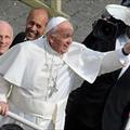 5R: Papa Francesco batte Fedez con la Pace